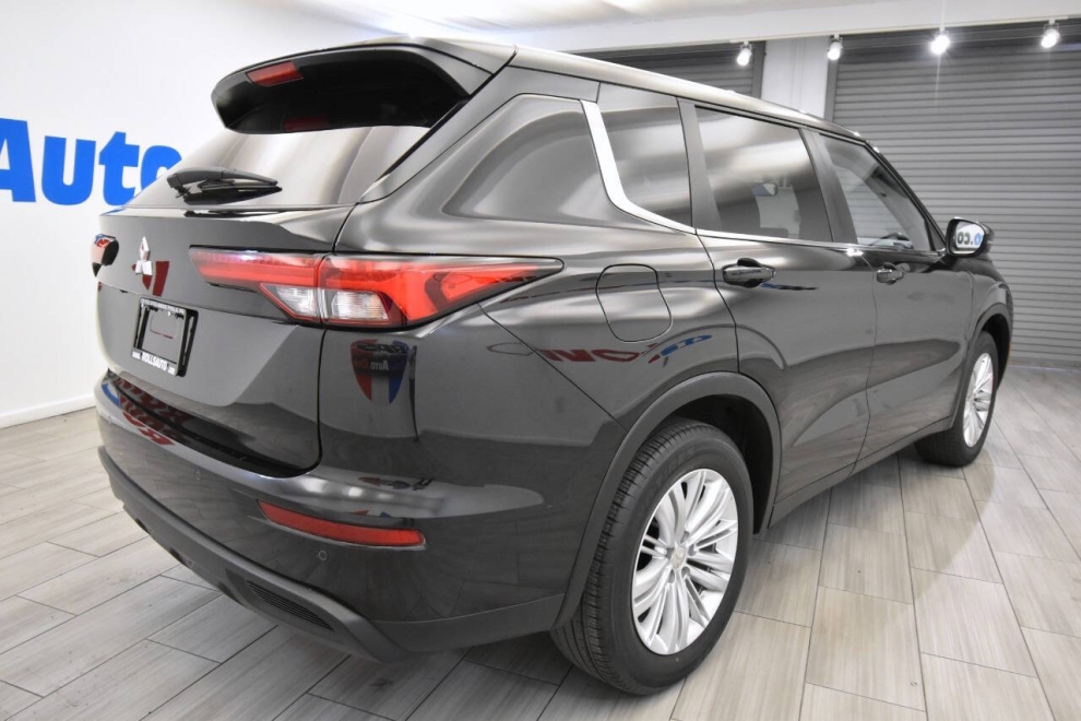 2024 Mitsubishi Outlander ES AWD 4dr SUV, Black, Mileage: 8,176 - photo 4