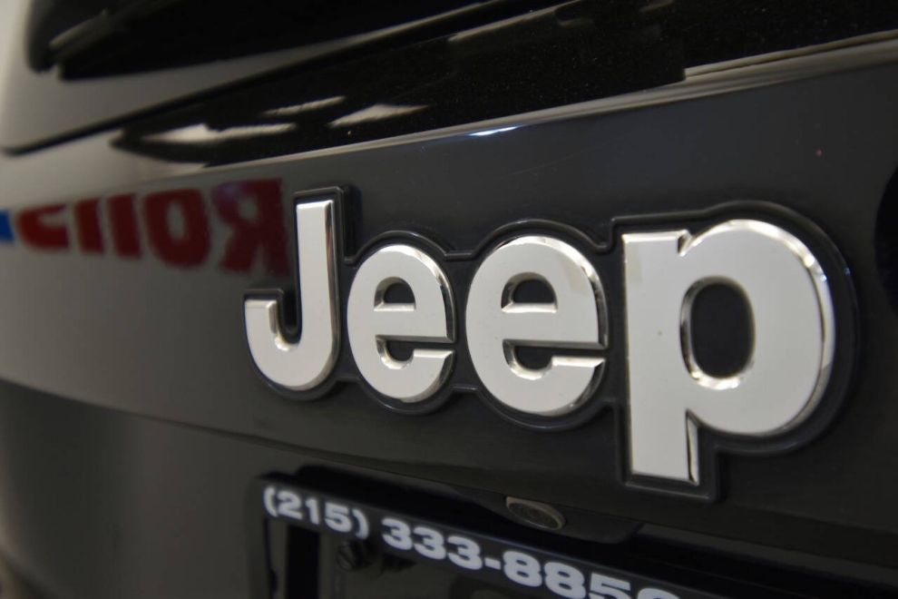 2021 Jeep Renegade Latitude 4x4 4dr SUV, Black, Mileage: 75,291 - photo 34