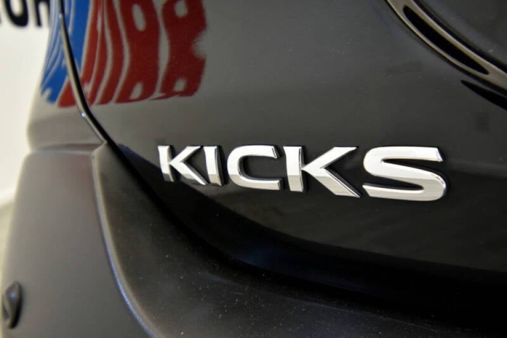 2020 Nissan Kicks SR 4dr Crossover, Black, Mileage: 76,747 - photo 35