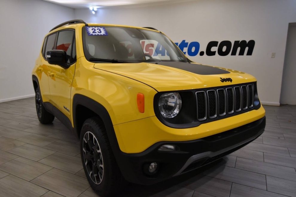 2023 Jeep Renegade Latitude 4x4 4dr SUV, Yellow, Mileage: 10,849 - photo 6