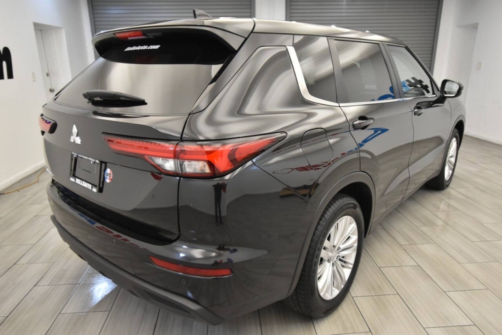 2023 Mitsubishi Outlander ES 4dr SUV, Black, Mileage: 58,072 - photo 4