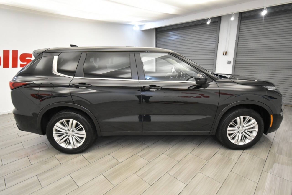 2023 Mitsubishi Outlander ES 4dr SUV, Black, Mileage: 58,072 - photo 5