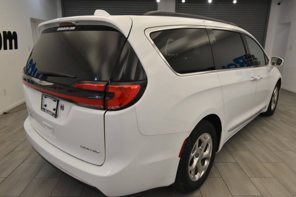 2022 Chrysler Pacifica Limited 4dr Mini Van, White, Mileage: 75,893 - photo 4