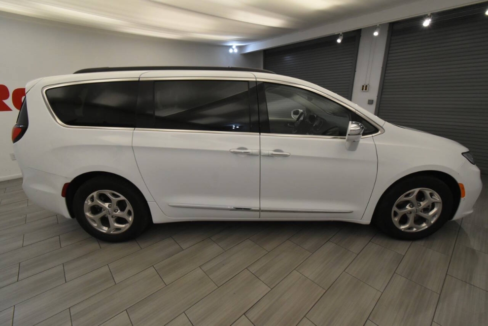 2022 Chrysler Pacifica Limited 4dr Mini Van, White, Mileage: 75,893 - photo 5