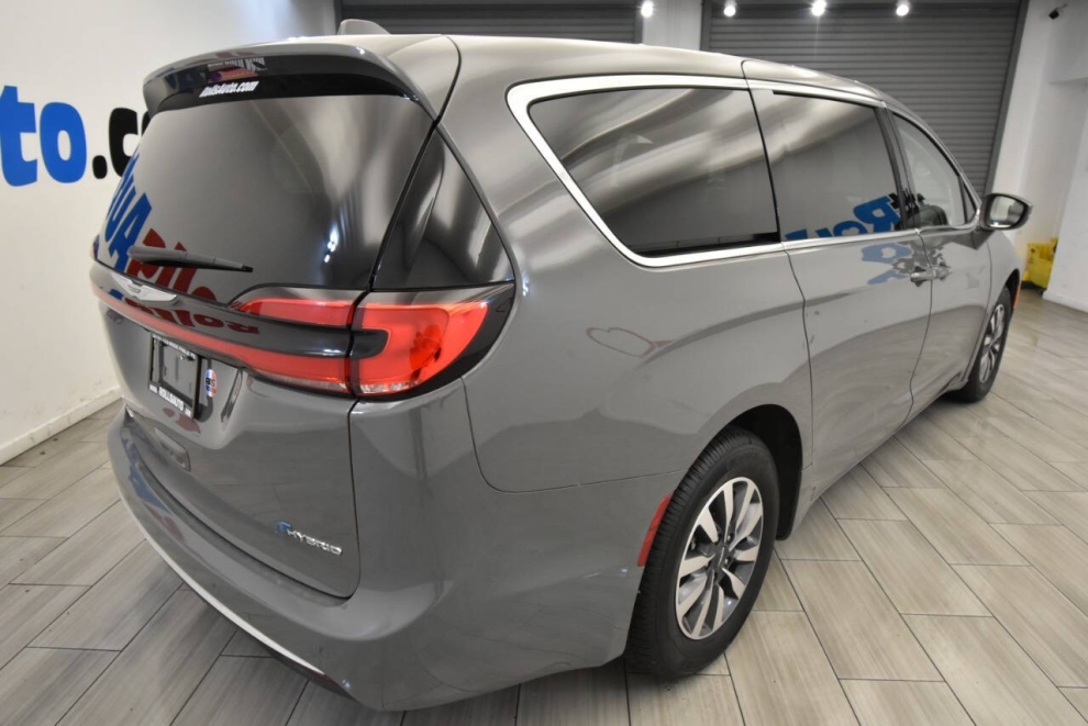 2022 Chrysler Pacifica Hybrid Touring L 4dr Mini Van, Gray, Mileage: 80,452 - photo 4