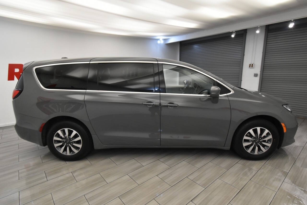 2022 Chrysler Pacifica Hybrid Touring L 4dr Mini Van, Gray, Mileage: 80,452 - photo 5