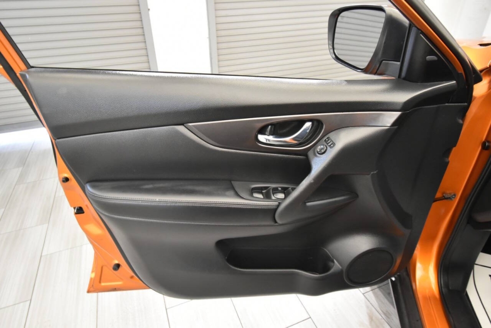 2019 Nissan Rogue SV AWD, Orange, Mileage: 107,962 - photo 11