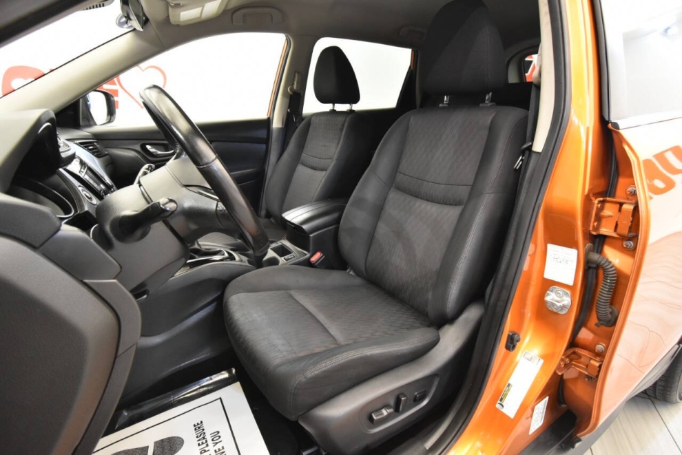 2019 Nissan Rogue SV AWD, Orange, Mileage: 107,962 - photo 9