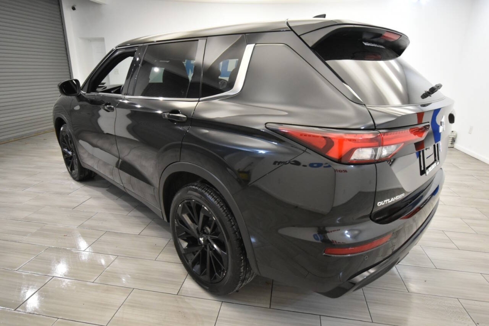 2023 Mitsubishi Outlander S-AWC SE Black Edition, Black, Mileage: 46,232 - photo 2